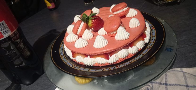 Macaron géant aux fraises